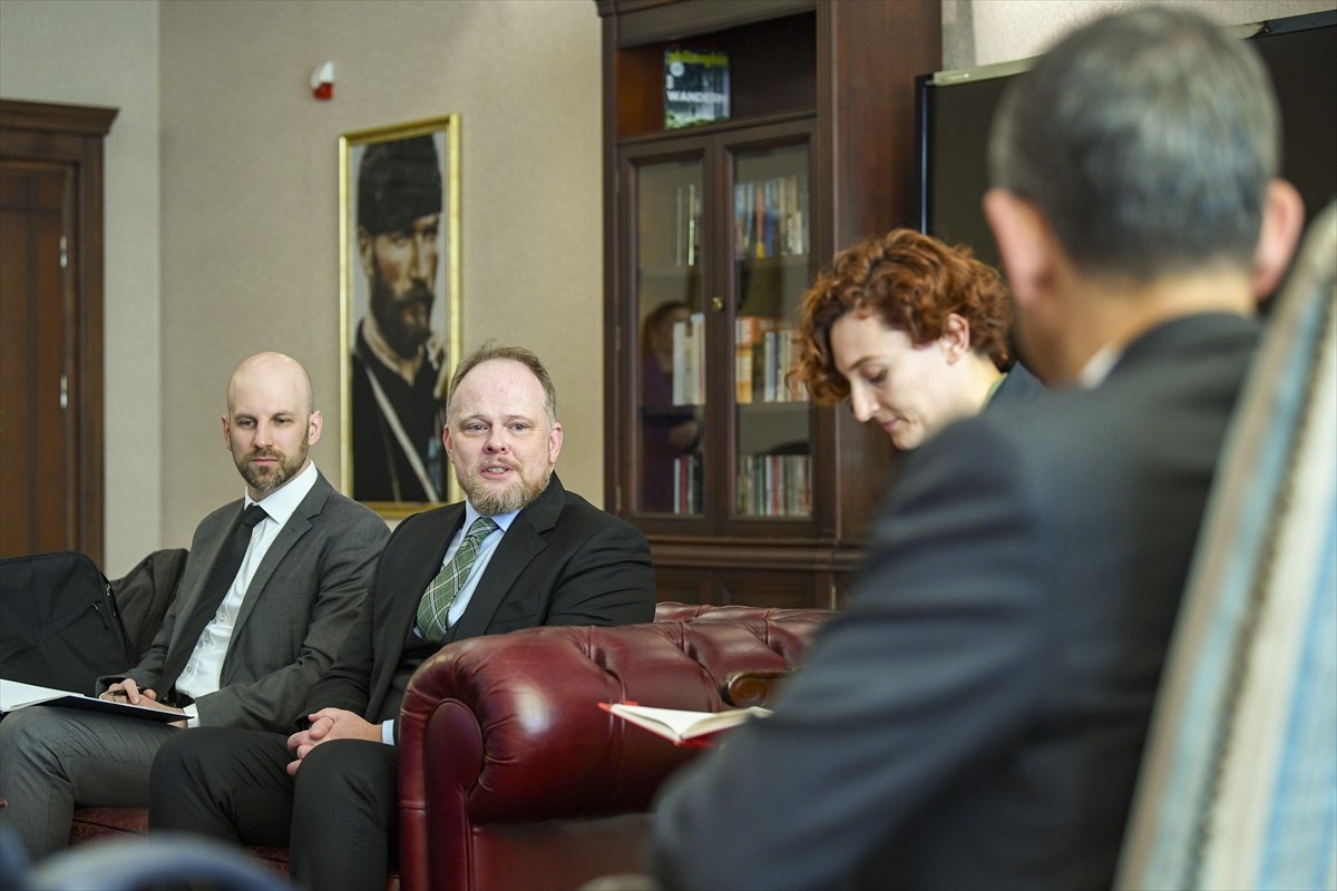 CHP Genel Başkanı Özgür Özel (sağda), Kanada'nın Ankara Büyükelçisi Kevin Hamilton'u (solda) parti...