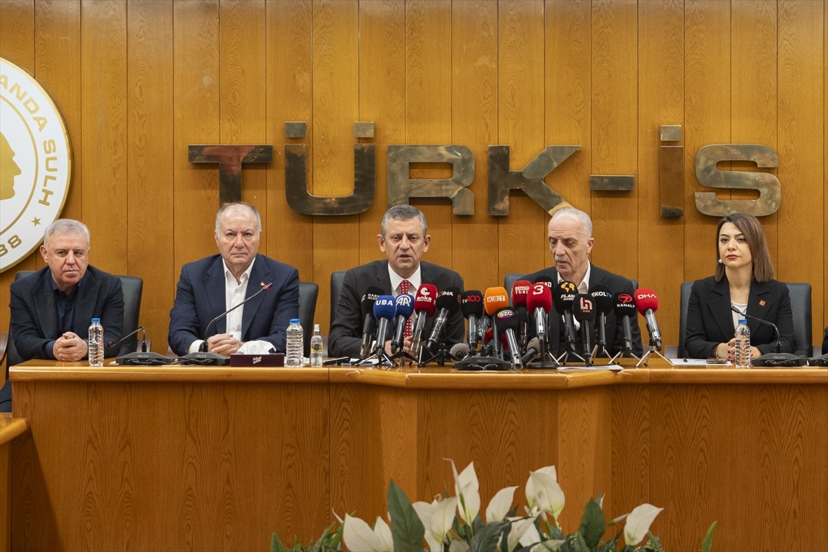 CHP Genel Başkanı Özgür Özel, TÜRK-İŞ Genel Başkanı Ergün Atalay'ı ziyaret etti. Özel, TÜRK-İŞ...