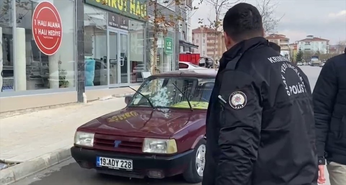 Çorum'da seyir halindeki otomobile tüfekle ateş açıldı. Şüphelinin 3 el ateş ettiği olayda...