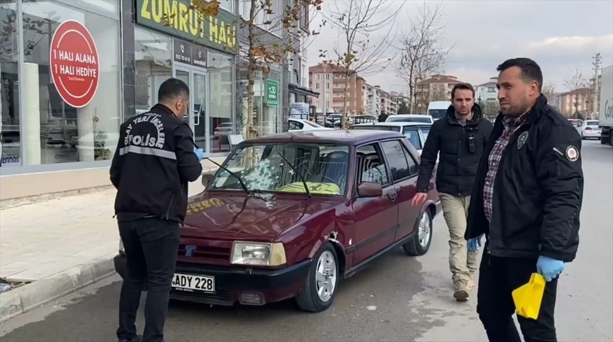 Çorum'da seyir halindeki otomobile tüfekle ateş açıldı. Şüphelinin 3 el ateş ettiği olayda...