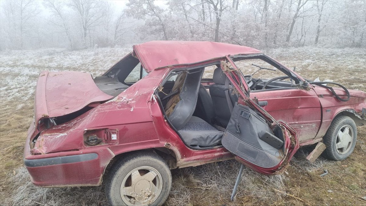 Çorum'un Alaca ilçesinde otomobilin devrilmesi sonucu biri muhtar 5 kişi yaralandı.