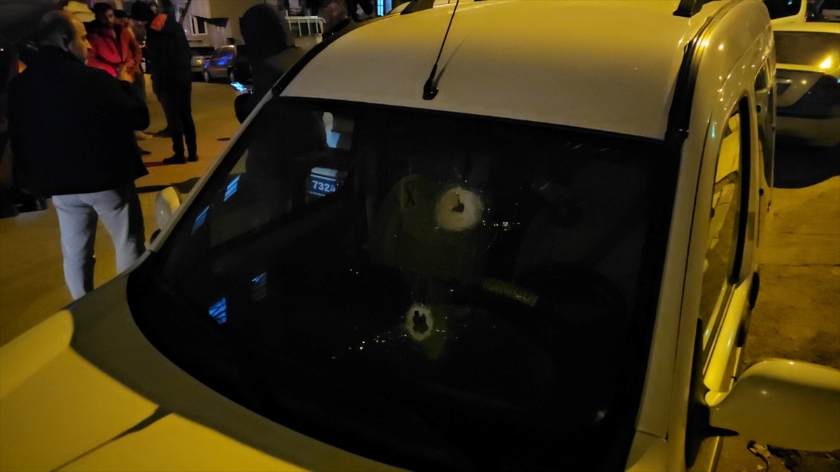 Çorum’da park halindeki iki hafif ticari araca silahla ateş edilerek zarar verildi.