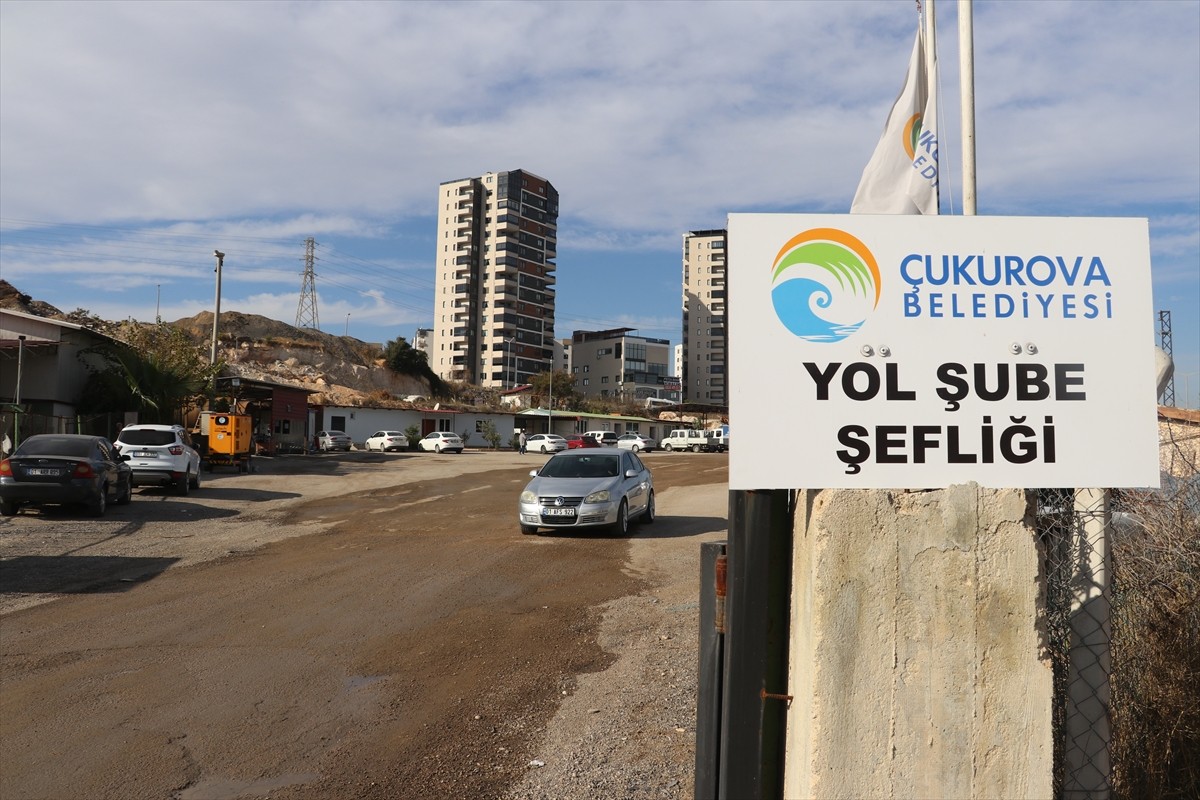 Çukurova Belediyesi şefi, belediyede görevli personelin tabancayla ateş açması sonucu yaralandı....