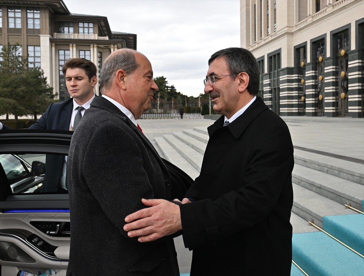 Cumhurbaşkanı Yardımcısı Cevdet Yılmaz (sağda), KKTC Cumhurbaşkanı Ersin Tatar (solda) ile...