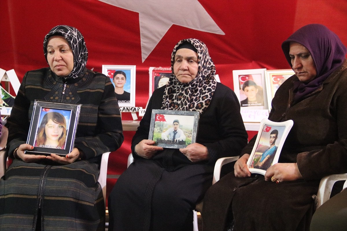 Dağa kaçırılan çocukları için eski HDP il binası önünde oturma eylemi yapan Diyarbakır anneleri...