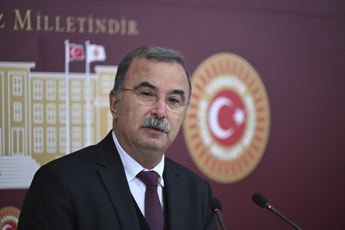 DEM Parti İzmir Milletvekili İbrahim Akın, TBMM'de düzenlenen basın toplantısında açıklamada...