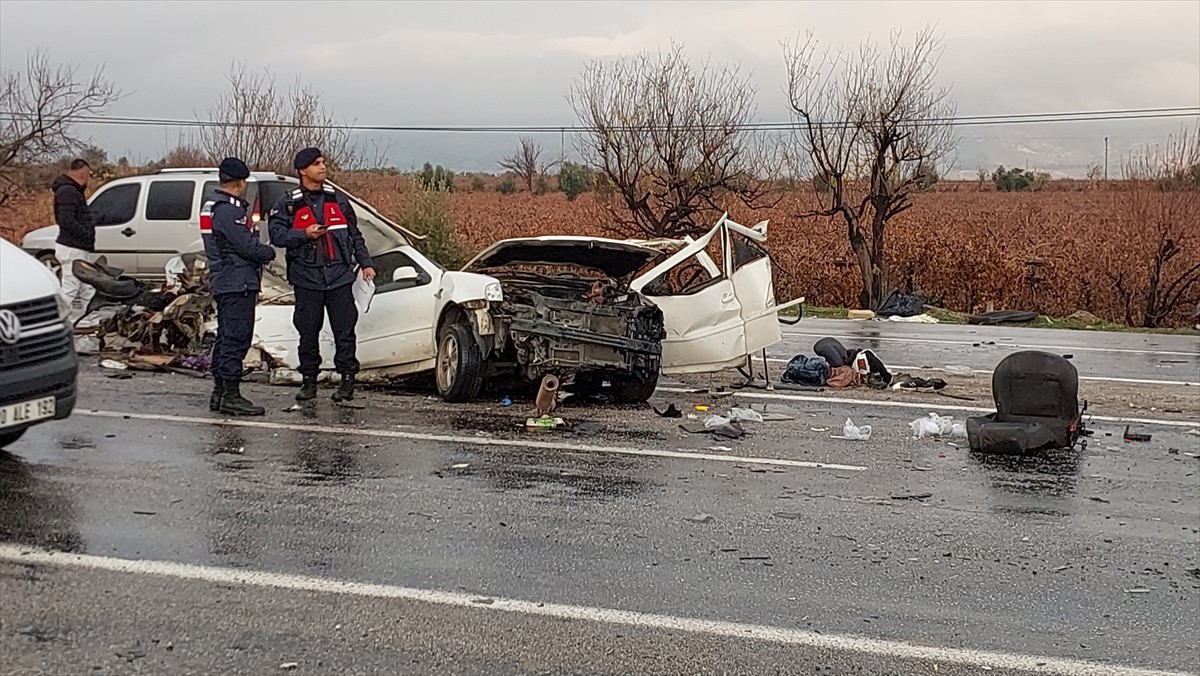 Denizli'nin Buldan ilçesinde iki otomobilin çarpışması sonucu 1 kişi öldü, 5 kişi...