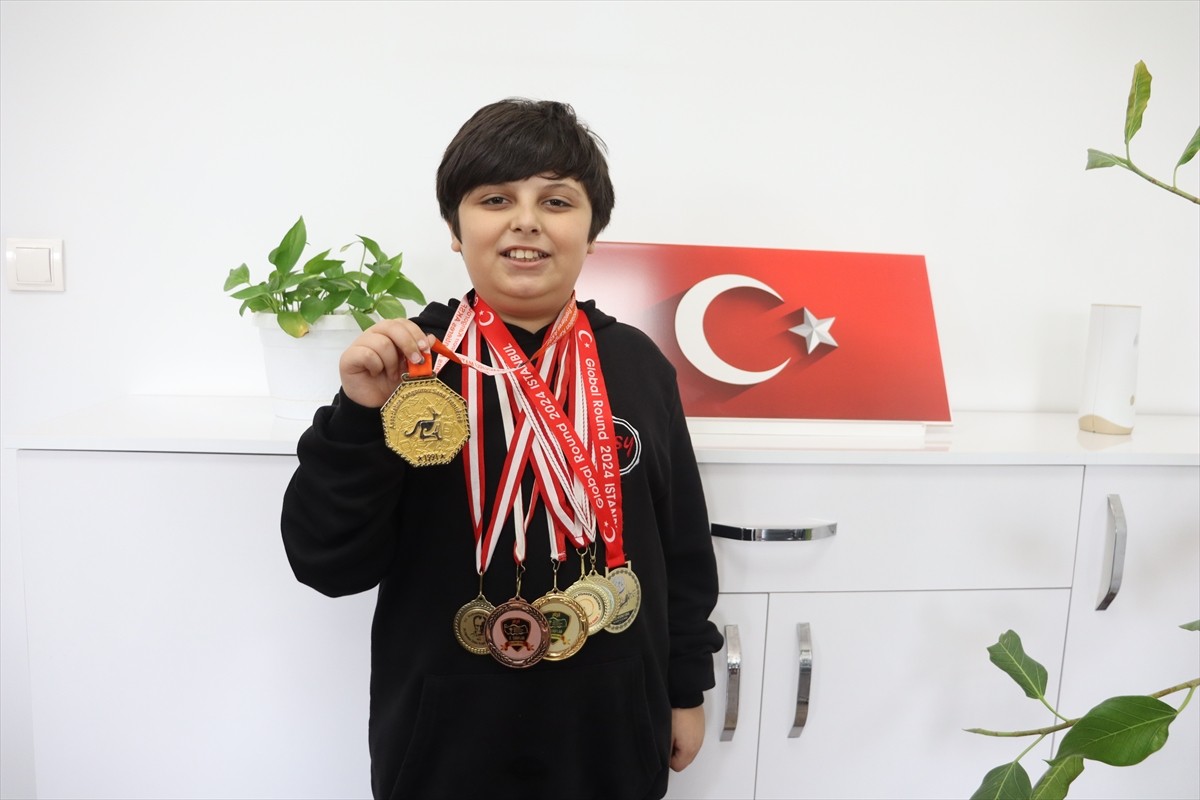 Denizli'nin Merkezefendi ilçesinde yaşayan ve Amerikan Matematik Olimpiyatı'nda birinci olan 10...