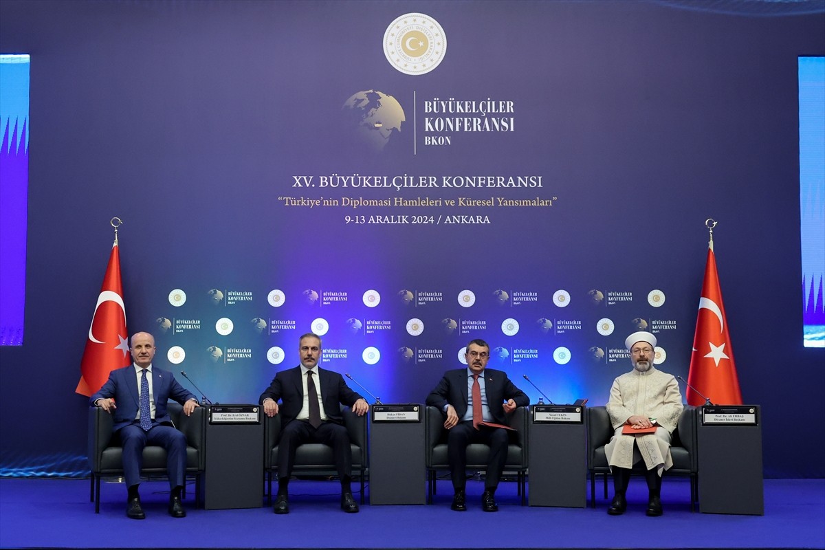 Dışişleri Bakanı Hakan Fidan (sol 2), Milli Eğitim Bakanı Yusuf Tekin (sağ 2), Diyanet İşleri...