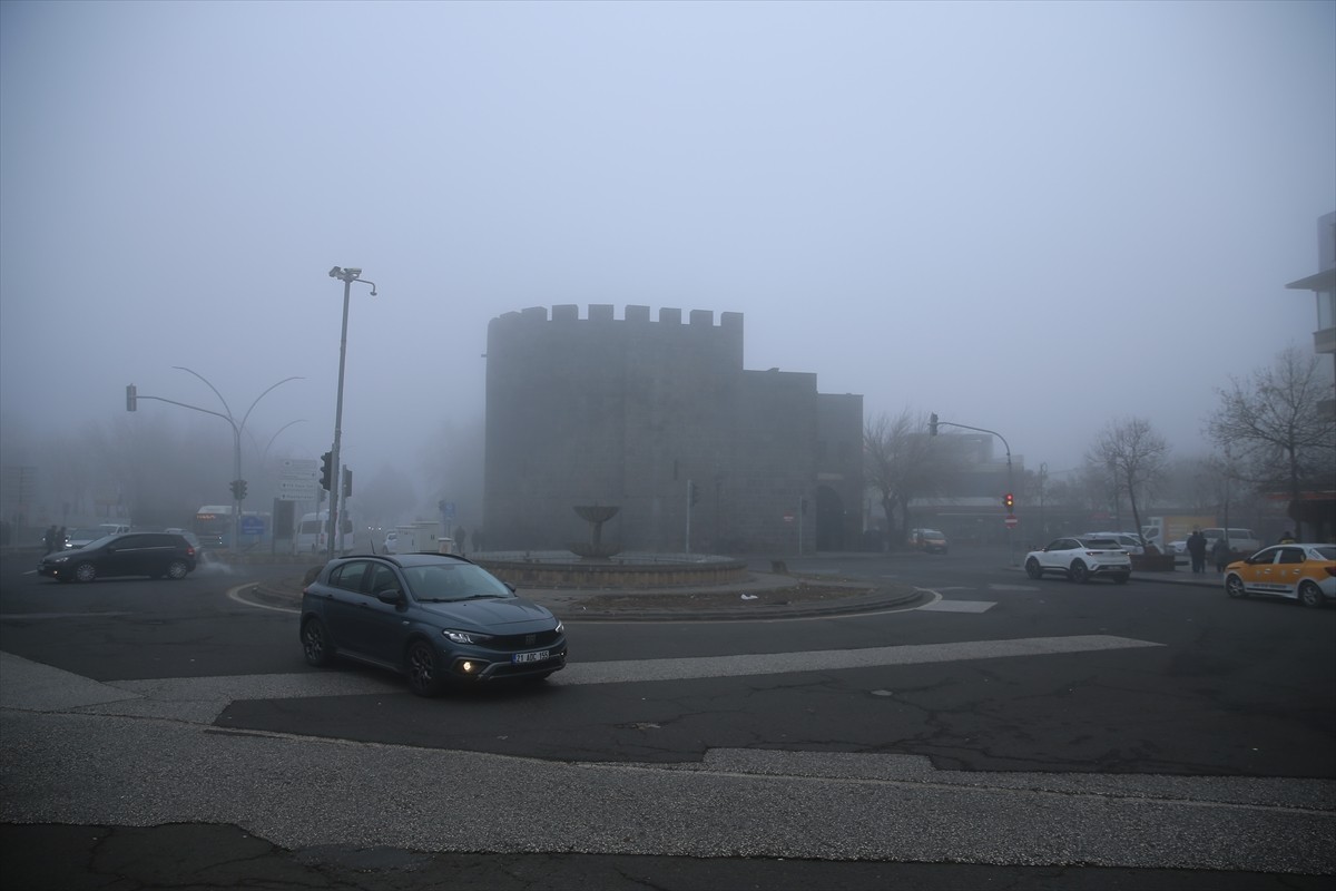 Diyarbakır'da etkili olan sis, görüş mesafesini düşürdü.