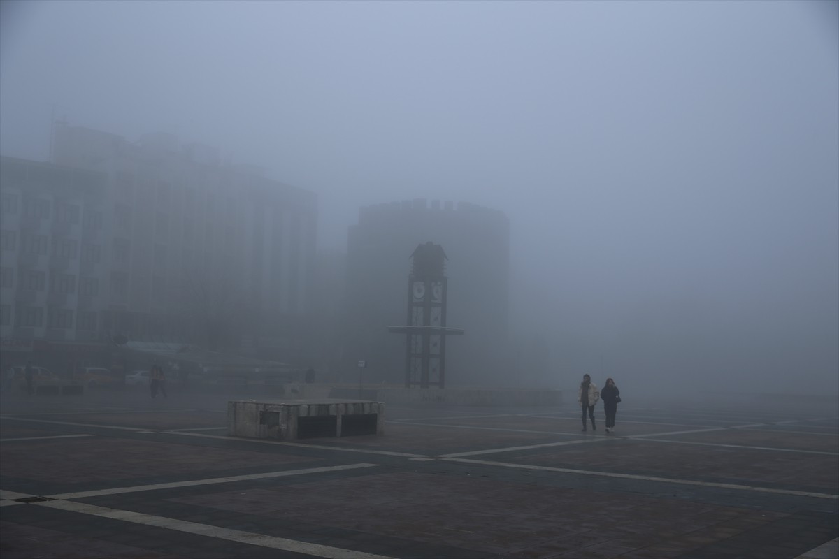 Diyarbakır'da etkili olan sis, görüş mesafesini düşürdü.
