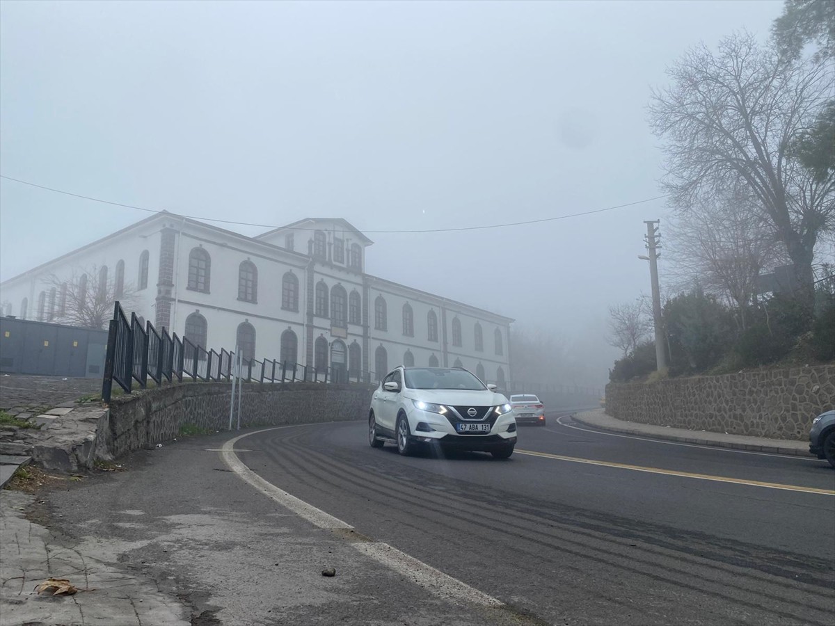 Diyarbakır'da etkili olan sis, görüş mesafesini düşürdü. Kentte, sabah saatlerinden itibaren...