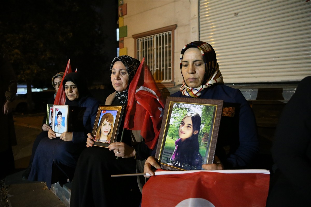 Diyarbakır anneleri, dağa kaçırılan çocukları için eski HDP il binası önünde tuttukları evlat...