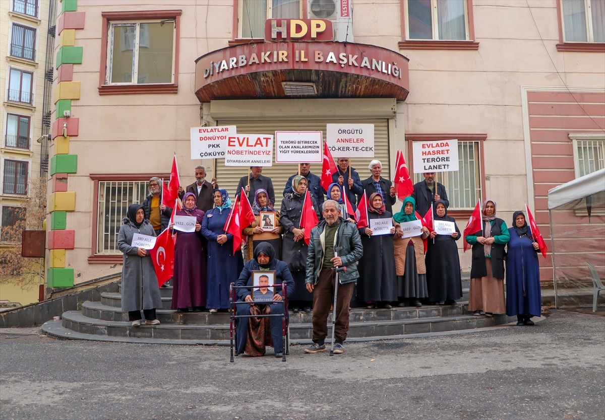 Diyarbakır annelerinin dağa kaçırılan çocukları için eski HDP il binası önündeki oturma eylemine...