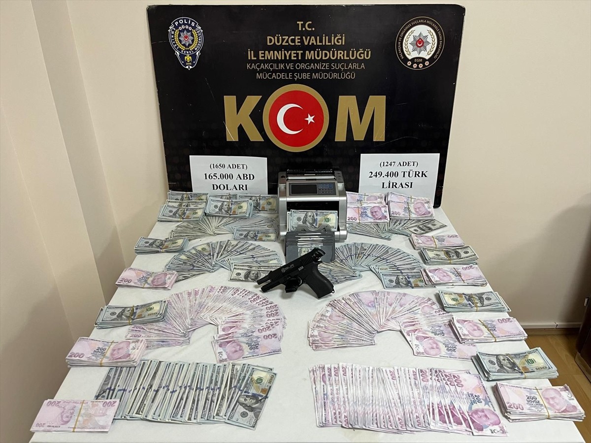 Düzce'de 4 adreste eş zamanlı yapılan sahte para operasyonunda yakalanan şüpheli tutuklandı....