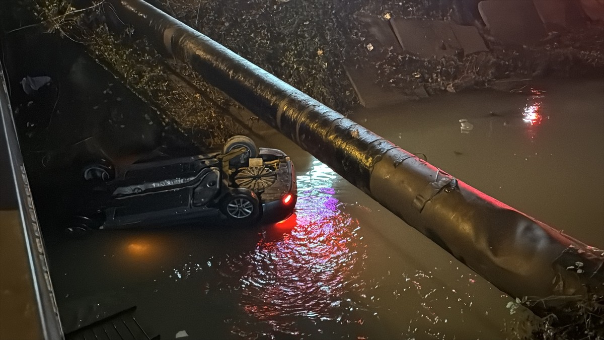 Düzce'de otomobilin dereye yuvarlanması sonucu 2 kişi yaralandı.