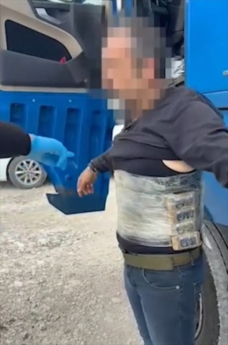 Edirne'de, Kapıkule Sınır Kapısı'nda uyuşturucuyla yakalanan tırın sürücüsü tutuklandı. Polis...