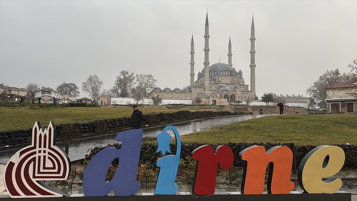 Edirne'de sabah erken saatlerde başlayan sağanak zaman zaman etkisini arttırdı.