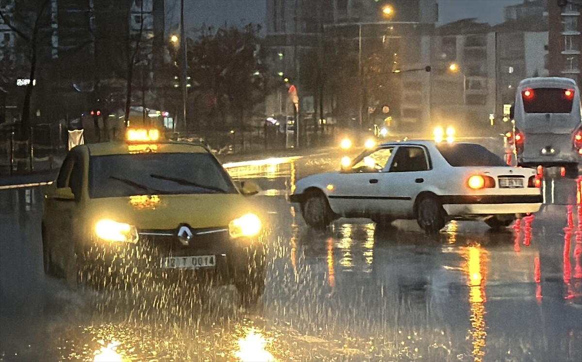 Edirne'de sabah erken saatlerde başlayan sağanak zaman zaman etkisini arttırdı.