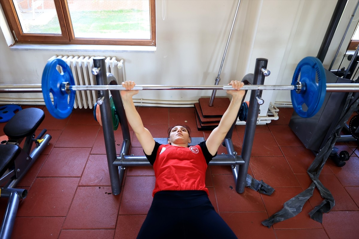 Edirne'deki Türkiye Olimpiyat Hazırlık Merkezine (TOHM) çeşitli şehirlerden gelen milli kadın...