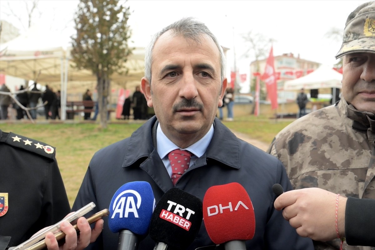 Edirne Valisi Yunus Sezer, şehir merkezinde kapatılan otoparklara ilişkin gazetecilerin sorularını...