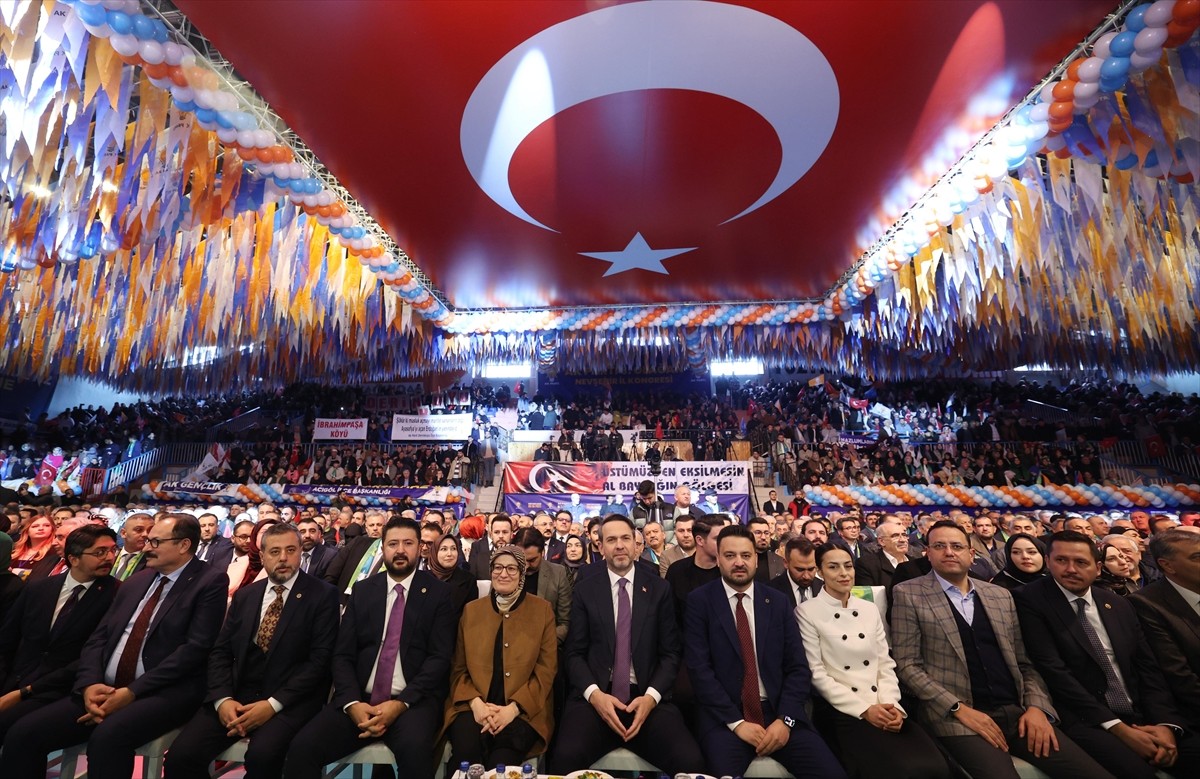 Enerji ve Tabii Kaynaklar Bakanı Alparslan Bayraktar (sağ 2), AK Parti Nevşehir 8. Olağan İl...