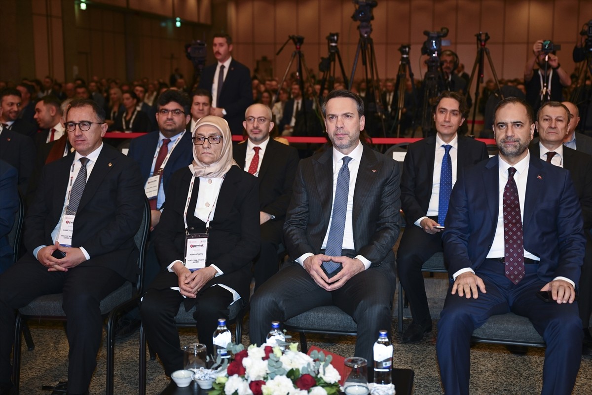 Enerji ve Tabii Kaynaklar Bakanı Alparslan Bayraktar (sağ2), İstanbul'da düzenlenen "5. Petrol...