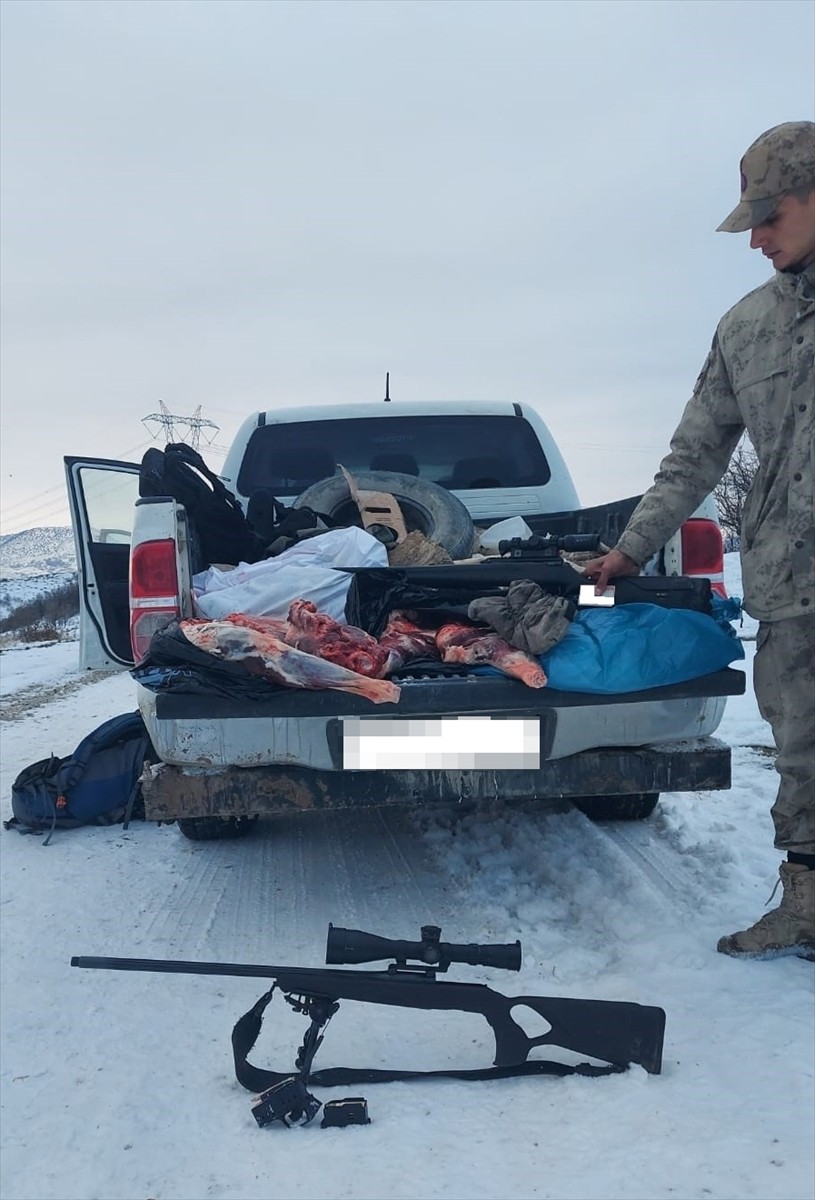 Erzincan'ın Refahiye ilçesinde susturucu taktıkları tüfekle dağ keçisi avlayan 4 kişiye 692 bin...