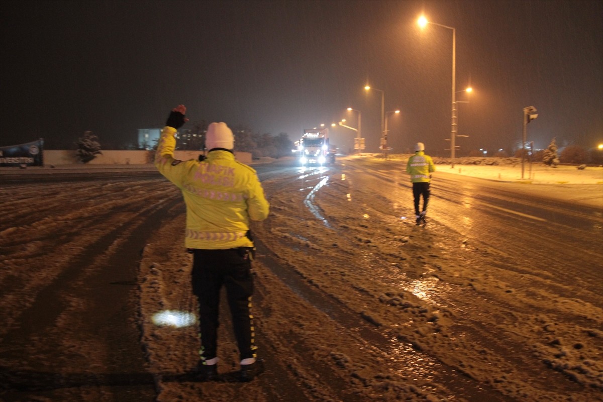 Erzincan-Sivas kara yolundaki Sakaltutan Geçidi ve Erzincan-Gümüşhane kara yolundaki Ahmetli...