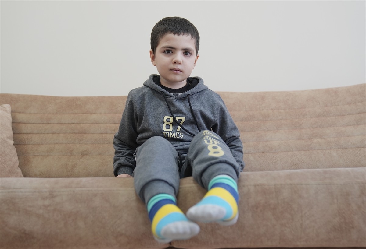 Erzurum'da 3 ay önce okula başladıktan bir hafta sonra evinin önünde indiği okul servis aracının...