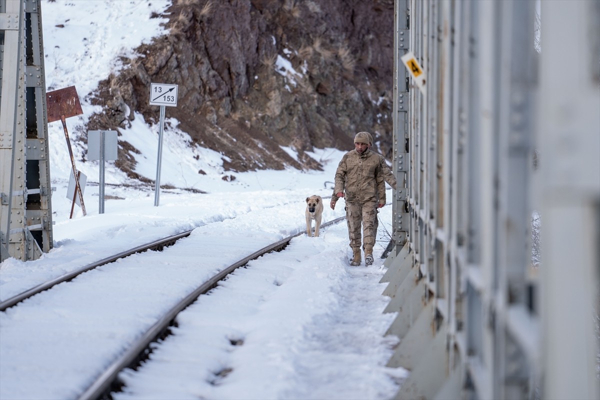 Erzurum'da, ailesinin kayıp ihbarı yaptığı öğretmenin cesedi, Karasu Nehri’nde bulundu. İl Afet ve...