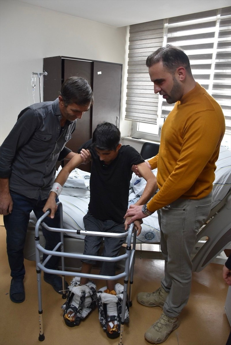 Erzurum'da ayak tabanları yukarı doğru geliştiği için 7 yaşından sonra yürüyemeyen kas hastası...