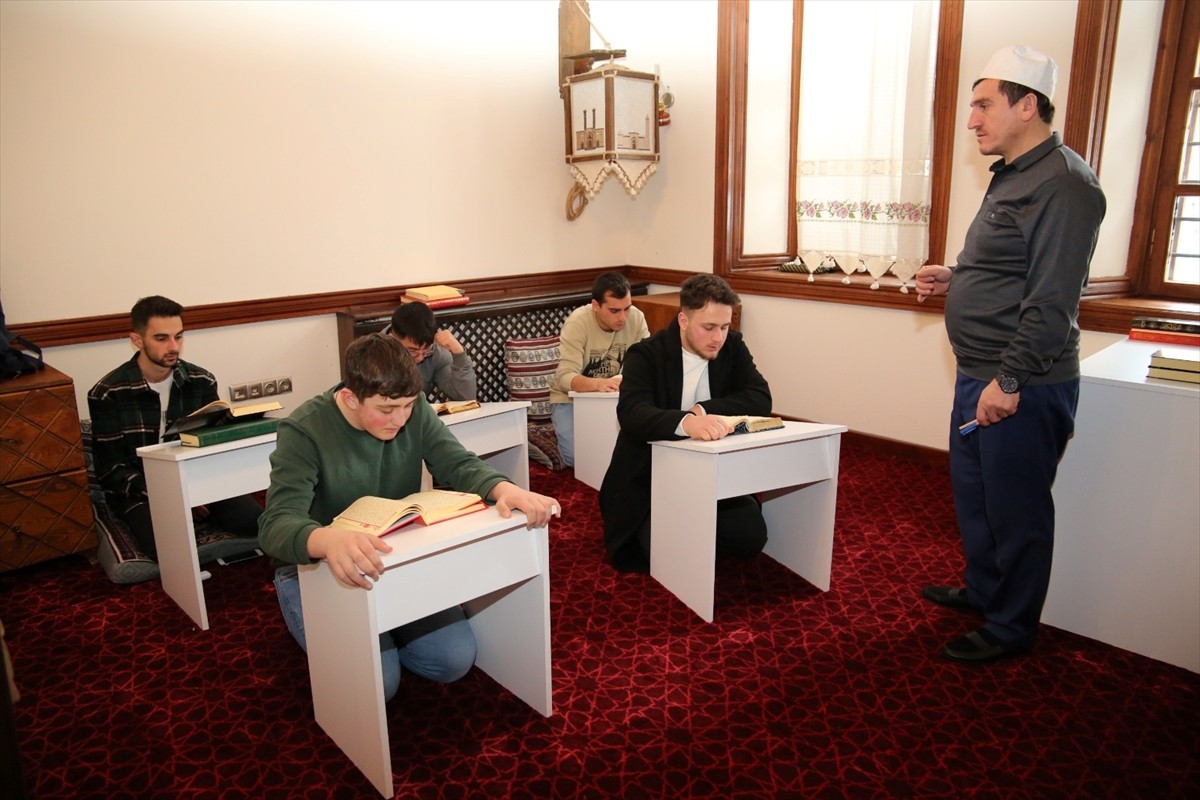 Erzurum'da hafızlığını güçlendirmek ve Kur'an-ı Kerim öğrenmek isteyenler için açılan "Ebubekir...