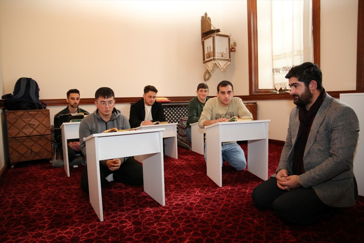 Erzurum'da hafızlığını güçlendirmek ve Kur'an-ı Kerim öğrenmek isteyenler için açılan "Ebubekir...