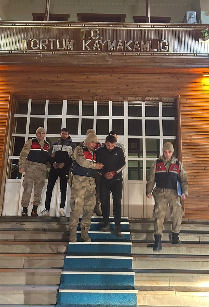 Erzurum'da insan kaçakçılığı yaptığı anları sosyal medyadan paylaşan ve kar üzerindeki ayak...