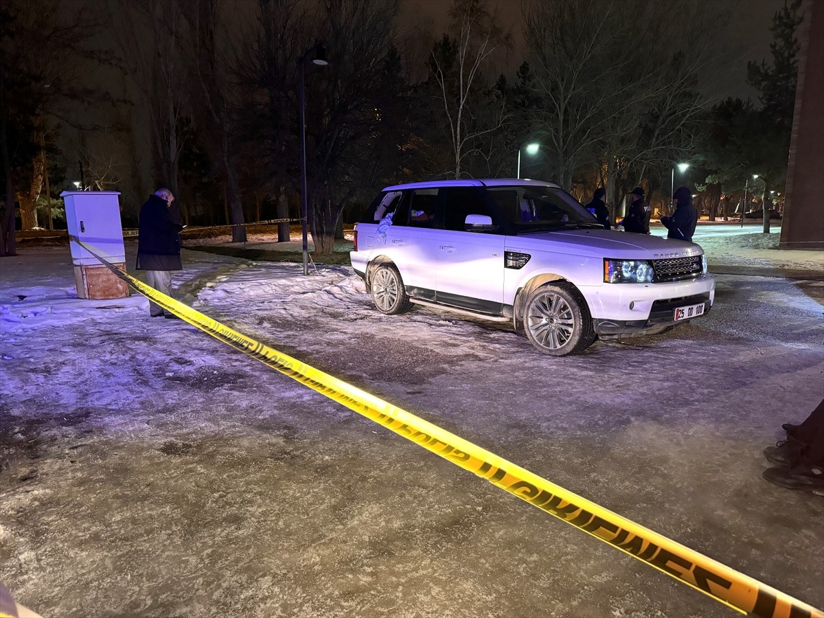 Erzurum'da, üniversitede okuyan kızını almaya giden baba, fakülte önünde aracında beklerken...