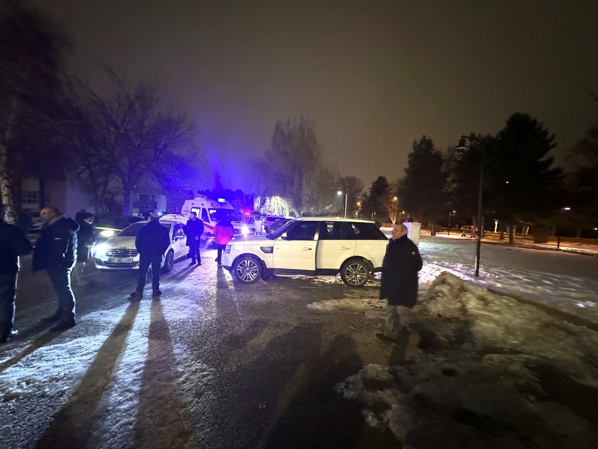 Erzurum'da, üniversitede okuyan kızını almaya giden baba, fakülte önünde aracında beklerken...