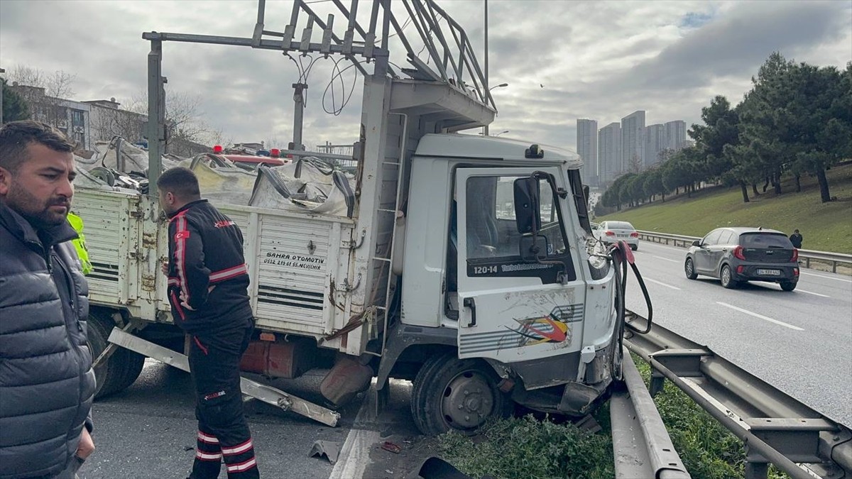 Esenyurt'ta 6 aracın karıştığı zincirleme trafik kazasında 4'ü çocuk 8 kişi yaralandı. İhbar...