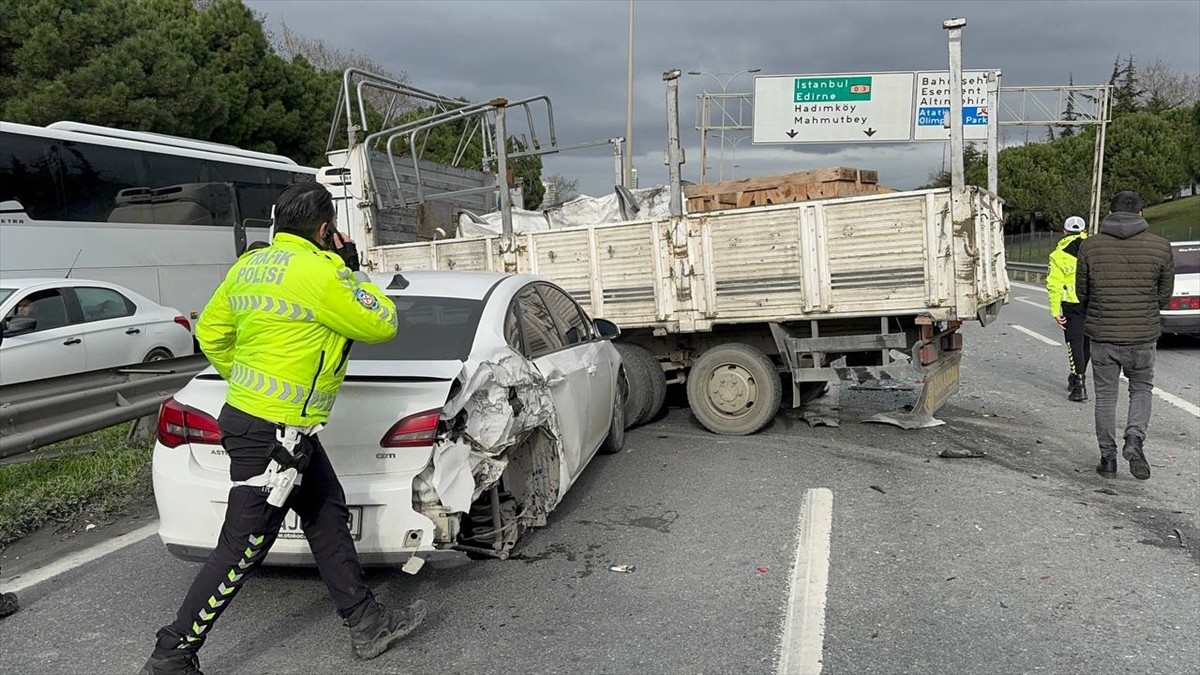 Esenyurt'ta 6 aracın karıştığı zincirleme trafik kazasında 4'ü çocuk 8 kişi yaralandı. İhbar...