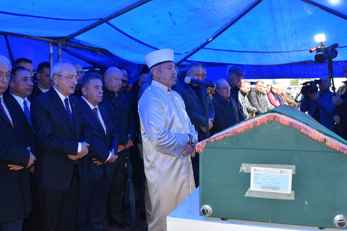 Eski CHP Genel Başkanı Kemal Kılıçdaroğlu, Antalya'da tedavi gördüğü hastanede 82 yaşında vefat...