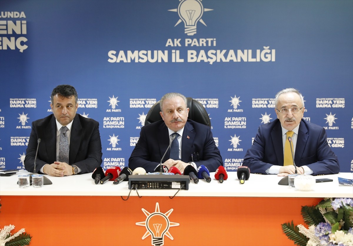 Eski TBMM Başkanı Mustafa Şentop (ortada), AK Parti Samsun İl Başkanlığını ziyaretinde yaptığı...