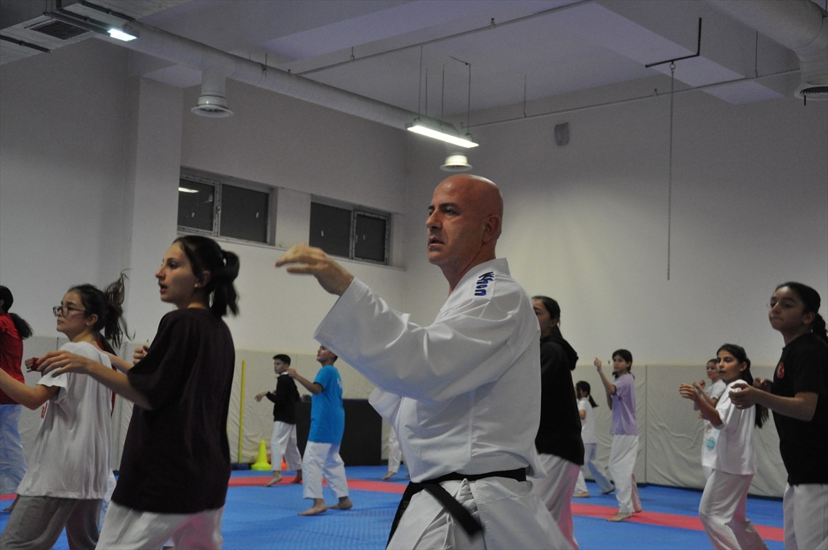 Eskişehir'de 41 yaşındaki bankacı Mehmet Altunoğlu, genç yaşta bıraktığı karate sporunda veteran...
