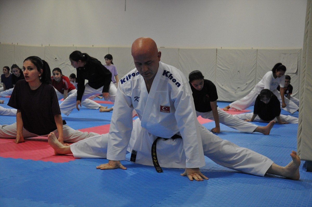 Eskişehir'de 41 yaşındaki bankacı Mehmet Altunoğlu, genç yaşta bıraktığı karate sporunda veteran...