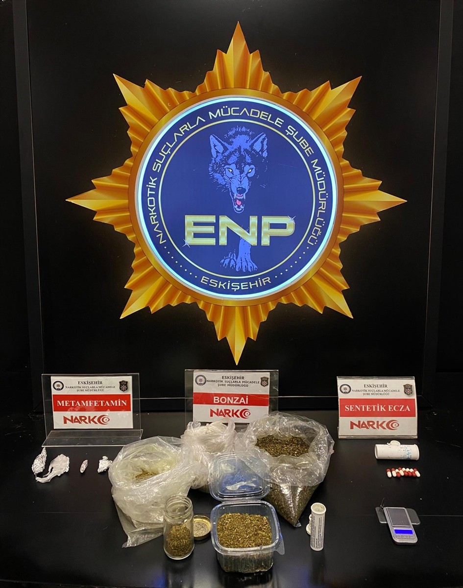 Eskişehir'de düzenlenen uyuşturucu operasyonunda gözaltına alınan 4 zanlı tutuklandı. Aramalarda...