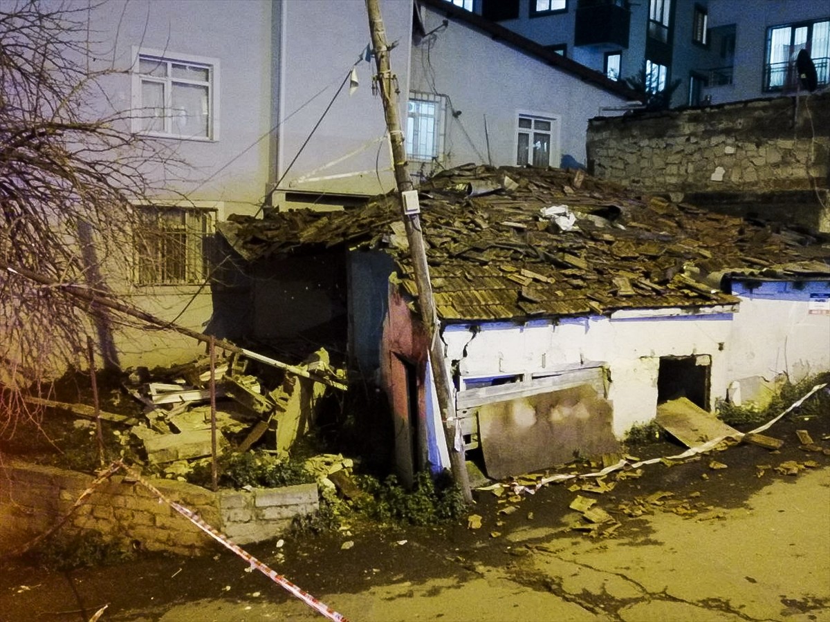 Eyüpsultan'da tek katlı gecekonduda patlama meydana geldi. Patlama nedeniyle binanın yan...