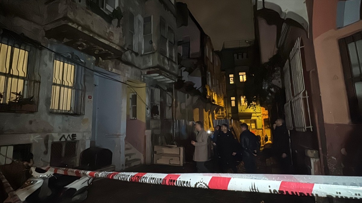 Fatih Balat'taki iki katlı metruk binada kısmi çökme meydana geldi. İhbar üzerine bölgeye itfaiye...