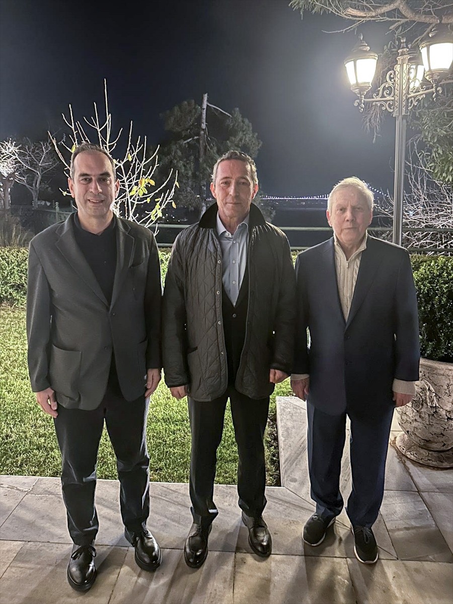 Fenerbahçe Kulübü Başkanı Ali Koç (sağda) ile kulübün eski başkanı Aziz Yıldırım (solda) bir araya...