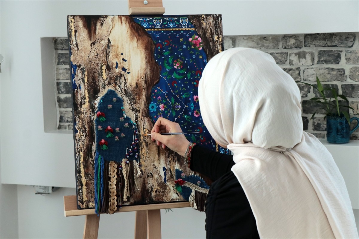 Fransa'da doğup büyüyen ve yıllarca kilim dokuyan annesinden etkilenen Feray Koç Hançer...