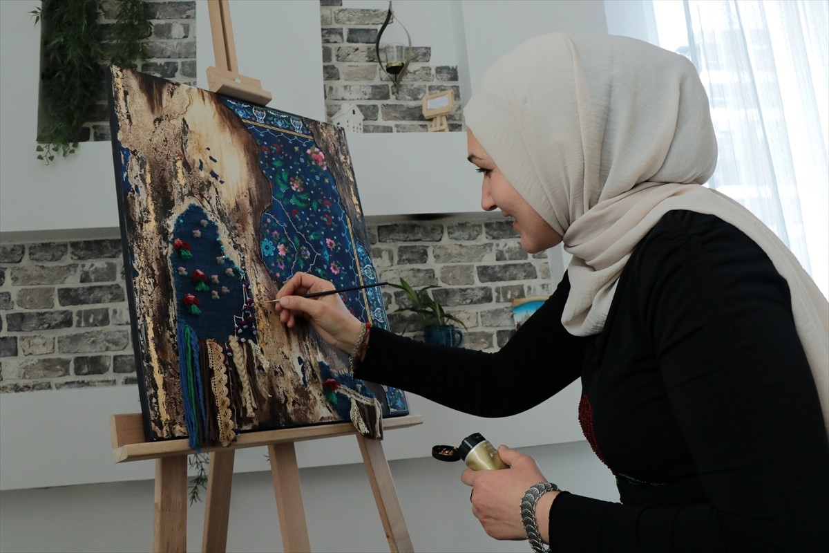 Fransa'da doğup büyüyen ve yıllarca kilim dokuyan annesinden etkilenen Feray Koç Hançer...