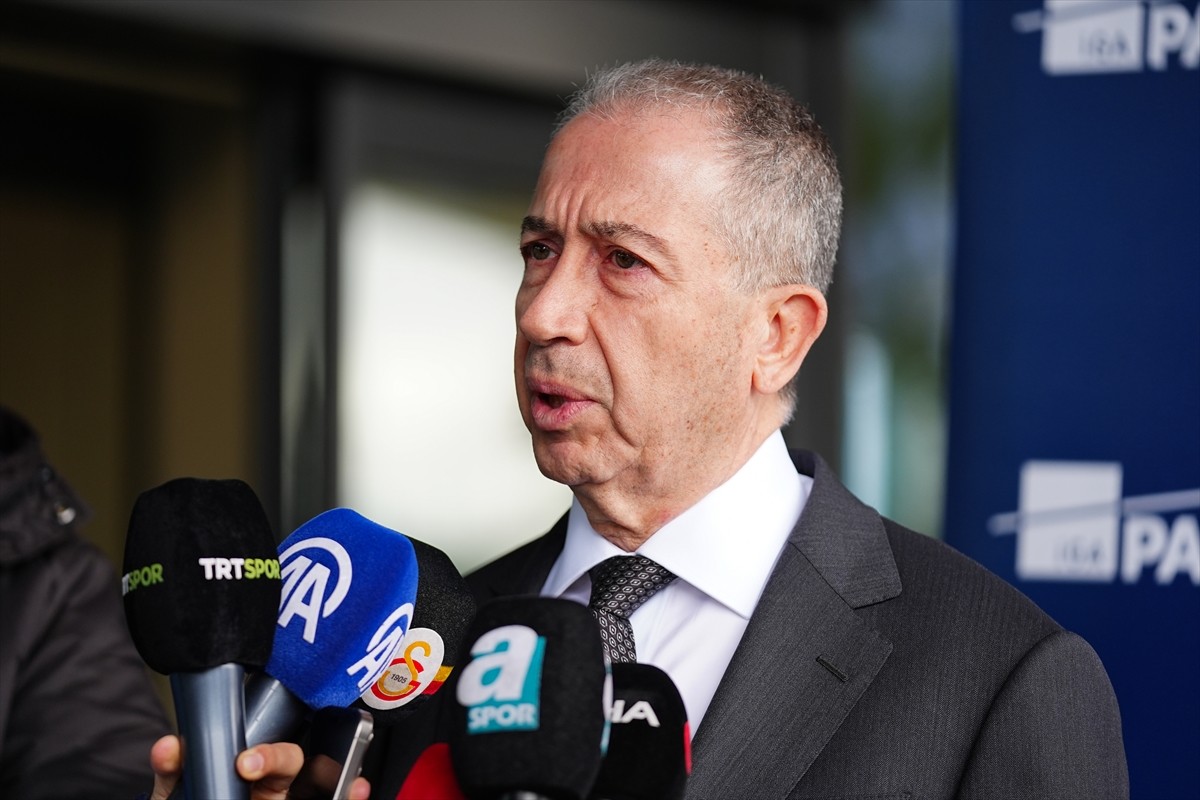 Galatasaray Kulübü İkinci Başkanı Metin Öztürk, İstanbul Havalimanı'nda basın mensuplarına...